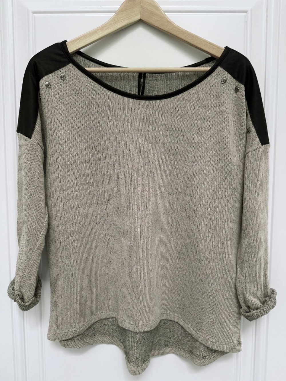 Lightweight Knit Sweater Beige Black High Low Hem Skull Studs Yumi Los Angeles L